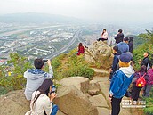 三峽鳶山爆紅　垃圾滿山頂