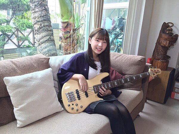 1.在Girls Nine樂團裡擔任電貝斯/低音提琴手的Nana出身於音樂世家,從小就在父母音樂薰陶下長大。