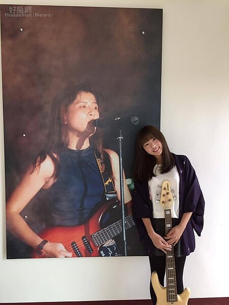 6.因為全家都是音樂人,家裡四處皆瀰漫音樂氣息,就連牆上掛著也是媽媽彈吉他的掛畫。