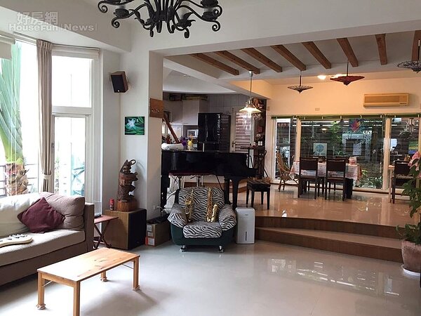 4-5.一樓走日式混客家風格,整個空間採光效果相當好,戶外還有個小庭園。