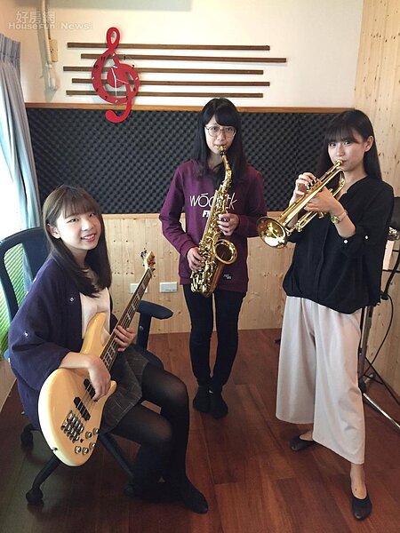 7.因為媽媽經常參與專輯製作,就將原本二樓的客廳改建成錄音/混音室,Nana也常與Girls Nine團員在這裡練習。