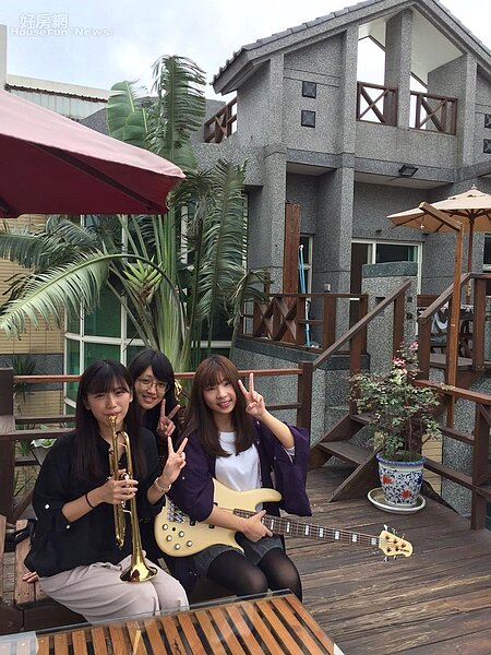 9.小庭園樓梯可通往二樓露台,放上幾張躺椅和遮陽棚感覺超愜意,很有在國外渡假的氛圍。