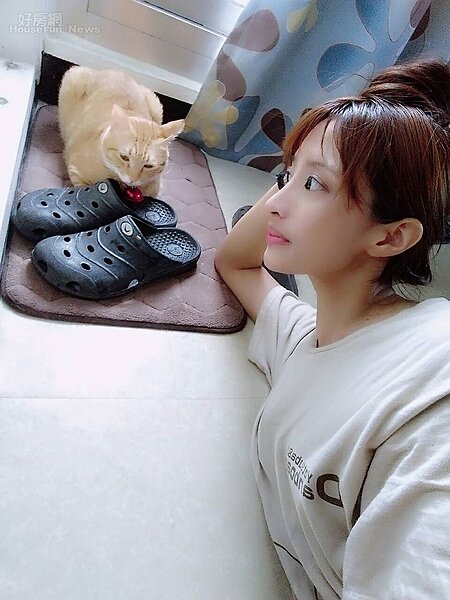 6.采蓉平時宅在家也是忙個不停!大多時間花在編修網拍資料或商品照片,空出來的時間就陪貓咪玩耍。