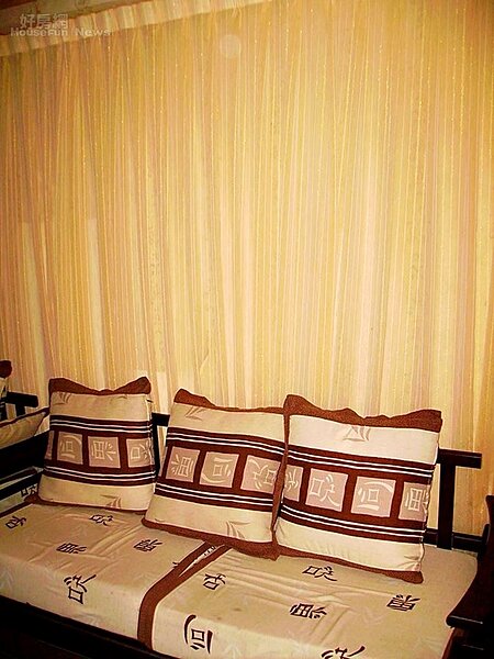 居家業者表示,若是能在客廳、餐廳等空間,利用隔熱窗貼,搭配遮光效果可達95%的三明治遮光窗簾,彈性調整進入室內光源,約可降低室溫2至3度。圖/好房資料中心