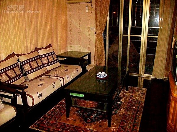 3. 溫暖的橘褐色系客廳。