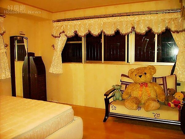 4. 主臥房有可愛溫馨的花邊窗簾。