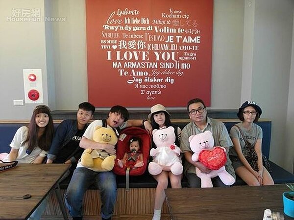 9. 李基銘與四個女兒的情誼深厚,如今已升格當阿公。