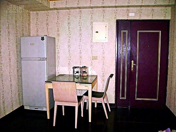 7. 小餐桌就在客廳入門處。