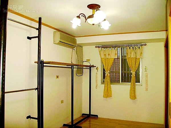 8. 衣物間的衣物架是前屋主就釘好的。