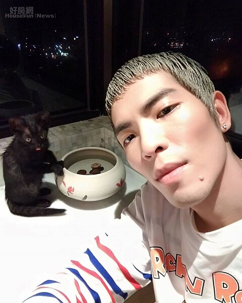 4. 金曲歌王蕭敬騰也超愛毛小孩。（翻攝自蕭敬騰粉絲頁）
