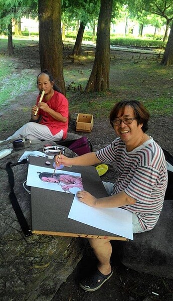 2. 高燈立早期在汐止買房,喜愛畫畫的他也在汐止推廣「巷弄美展」。