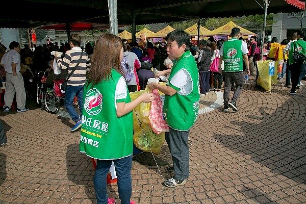 有巢氏房屋同仁整理園遊會環境衛生(圖/永慶房屋提供)