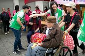 有巢氏投入「愛圓滿接力」　志工伴獨居長者喜迎新春