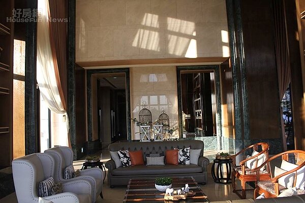 2. 光影灑落大廳,美得輝煌而靜謐。