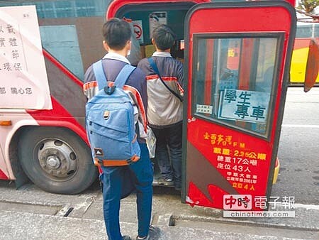 該報廢了台西客運許多學生專車出廠年份2001年,超過法令規定15年年限。但學生幾乎都不知道。(許素惠攝)