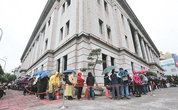 雞年套幣昨天在台灣銀行開賣，台銀總行前的排隊民眾綿延上百公尺。 記者林澔一/攝影