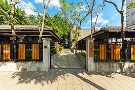 齊東詩社在藍天白雲的襯托下，一股濃濃的昭和風情油然而生。