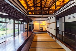 作為室內與庭院之間的過渡空間「緣側」保留由的很完整。中央部分原本為平坦的榻榻米架高地板，現在則改為下凹式活動場地，周圍環繞ㄇ字型階梯作為欣賞活動時的座位區。