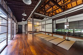 展演空間一景。白色的牆壁若有還原當年的做法，應該為竹編的小舞壁搭配洋灰泥所構成。