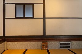 由這裡可以看出榻榻米原本架高的樣子。下部還留有透氣排濕用的氣窗以及墊高柱子的紅磚。