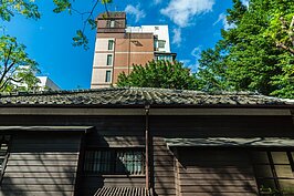 齊東詩社屋頂的屋瓦部分是當年保留下來的原物，部分則為後期複製的新品。