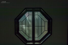 比較特別的是這間日式宿舍保留了當年的窗戶。