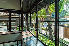 冬日斜陽照映在應援室內，讓人不禁回想在多年之前這一大片窗戶看出去的盡是日本的文武百官。