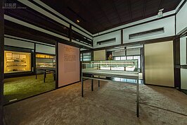 室內空間最大的座敷，也就是客廳。注意看牆面上面都有通氣窗的設計。