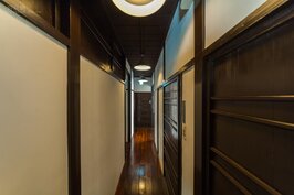 走廊就沒現代建築這麼寬敞了。