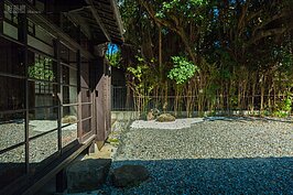 有著枯山水感覺的庭院。