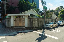 在齊東詩社正對面是受人景仰的前行政院長孫運璿當初的官邸，在孫先生由行政院長退下後歸還給國家，現在則為行政院長招待會所，平常警衛森嚴，難以一窺當年孫院長的樸實生活。