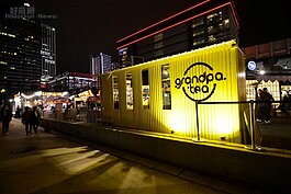 夜晚燈光亮起，出現信義區首例貨櫃屋市集，各種異國美食聚集在此地