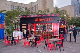 Alleycat’s 
義大利披薩專賣店，創辦人小時候，常常在晚間時刻於巷弄間逗留，奶奶將她形容為巷子裡的貓。因此將餐廳取名為Alleycat’s。