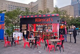 Alleycat’s 
義大利披薩專賣店，創辦人小時候，常常在晚間時刻於巷弄間逗留，奶奶將她形容為巷子裡的貓。因此將餐廳取名為Alleycat’s。
