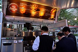 Bon Car
「Cosmos Bon Car」行動餐車採紅、黑、灰、白4色設計，透過幾何圖形的穿插、鷗翼開闔造型，營造出行動餐車的簡潔優雅，延續天成飯店集團「Burger Lab.」的創新研發精神，為饕客獻藝便捷外帶的街頭餐車美食。