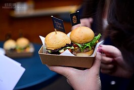 Selfish Burger
不惜成本選用美國進口特選(U.S.Choice) 牛排等級的肩胛肉，8:2肥瘦比例原則的漢堡排，搭配台灣在地新鮮食材所製成