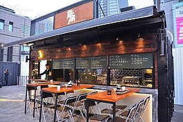 鐵窩
在台灣已開立5年，從澳洲回來的老闆，致力於將澳洲的既專業又隨性的飲食文化帶進台灣市場。主打多元複合式料理，運用墨西哥、台灣口味的醬料於串烤肉類，提供台灣消費者耳目一新的口感。