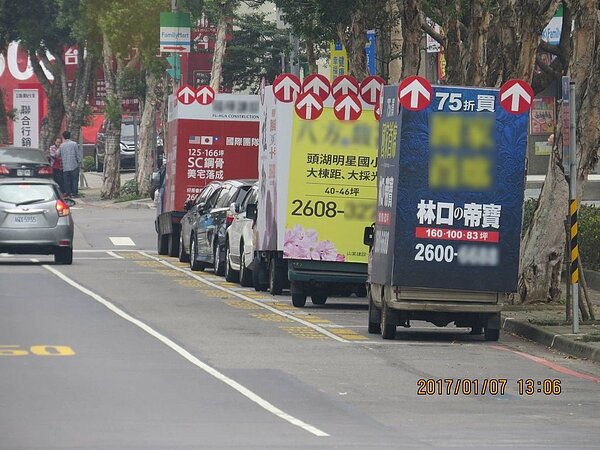 林口街頭總是停滿各大建案的廣告車,成為當地另類特色。(翻攝自臉書林口大家庭社團)