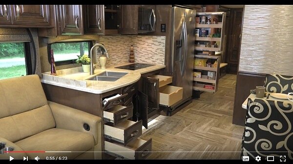 全球房價高漲,反而刺激房車銷售提升,以車為家比例也逐漸增加(圖/翻攝自Youtube)