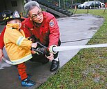 宜蘭消防體驗　2歲娃打火萌翻