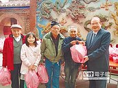 先嗇宮宴請寒士　發紅包送年菜