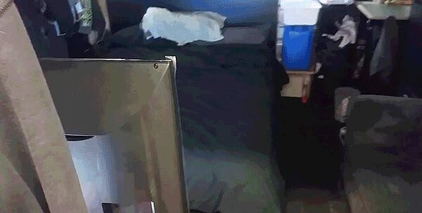 YouTuber把小倉儲改造成小房間。(翻攝自gizmodo)