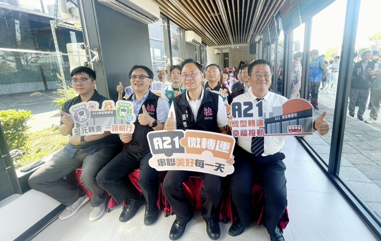 張善政表示A21微型轉運站首創貓頭鷹桃小巴,機捷收班後,桃小巴接替轉運乘客往返桃園國際機場。記者鄭國樑/攝影
