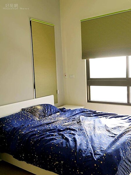 5.	臥室舒適簡約，靠窗有陽光灑落。
