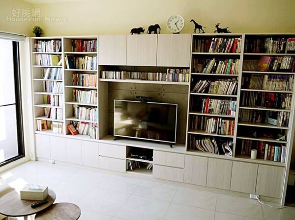 3.	客廳有電視櫃與書牆結合的系統櫃。
