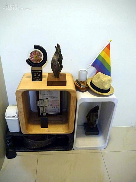 7. 近年獲得的文學獎盃置放得低調。