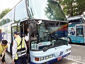 遊覽車上滅火器　1／4不合格