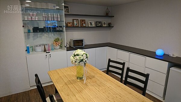 
7.休息區簡約舒適，擺放桌椅讓客人可休憩。