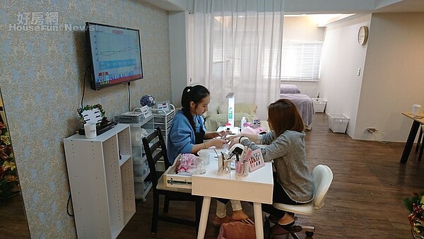 3.室內有大片對外窗採光好，中間加裝窗簾給客人隱私。
