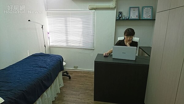 4.隔間裡放一張美容床，沒客人時還可用來辦公。
